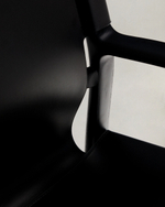 Стул Jan из переработанной кожи черного цвета и ясеня в черном цвете