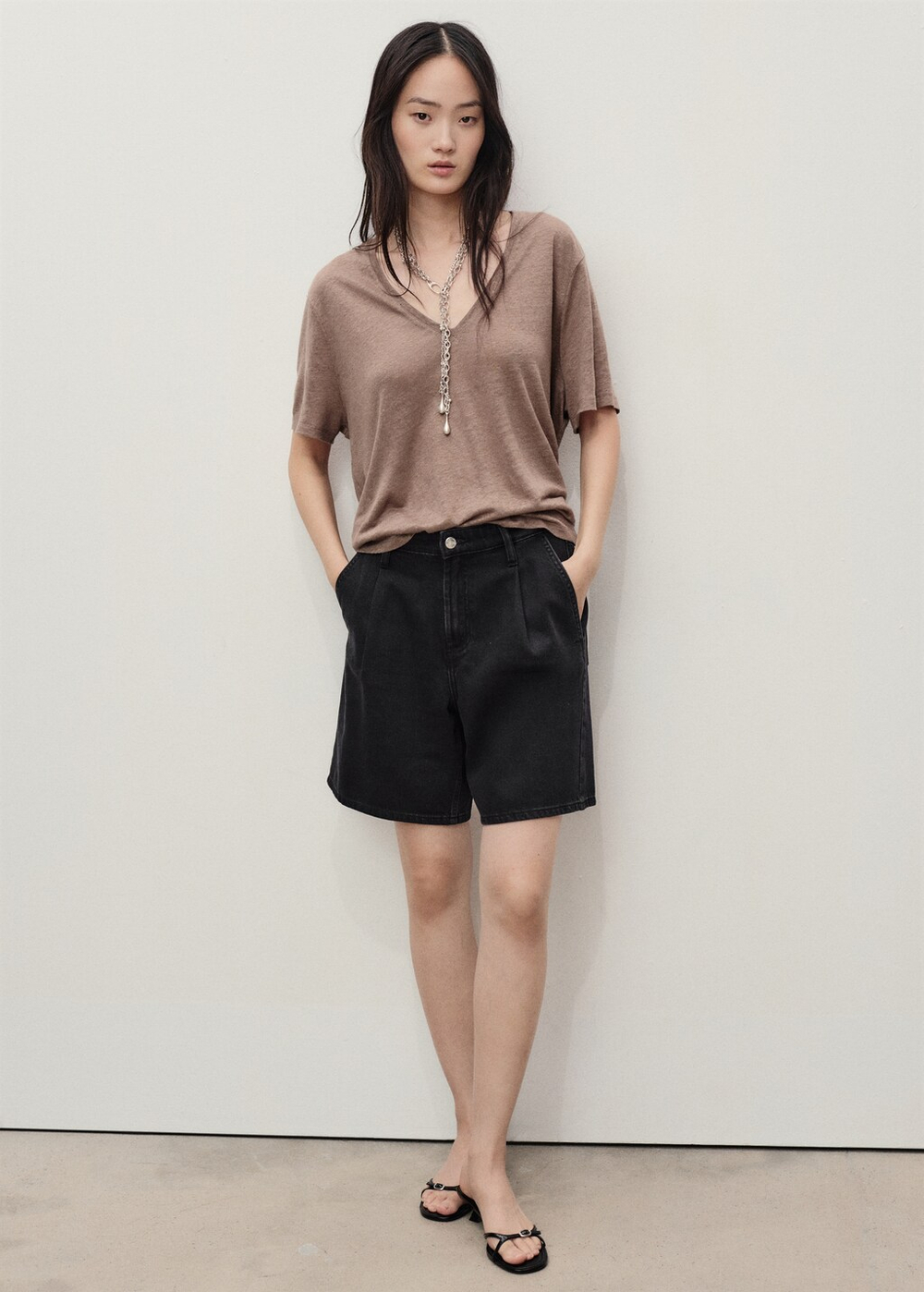 Джинсовые бермуды со средней посадкой и защипами