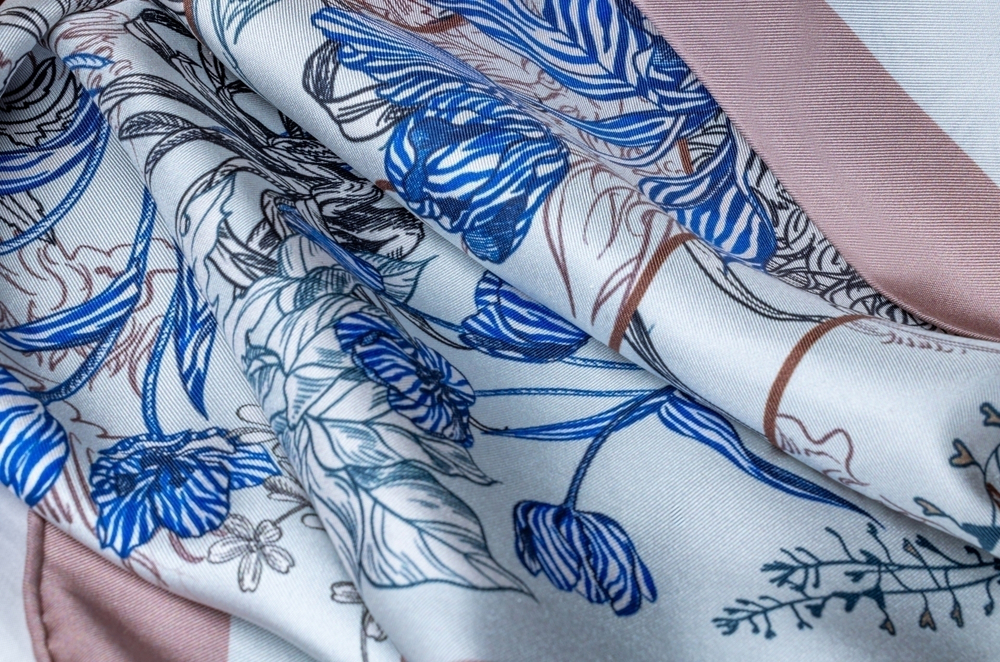 Шелковый платок 90x90 Mollen Тюльпаны жемчужно-белый