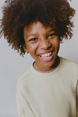 ZARA КОМПЛЕКТ ИЗ ТОЛСТОВКИ ШОРТОВ-БЕРМУДОВ ИЗ МЯГКОЙ ТКАНИ, ОЛИВКОВЫЙ