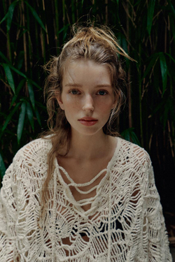 ZARA АЖУРНОЕ ТРИКОТАЖНОЕ ПЛАТЬЕ С КИСТОЧКАМИ, ЭКРЮ