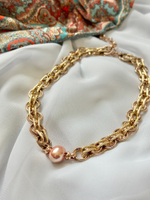 Колье создано из цепей различных фактур и оттенков, дополнено вставкой из жемчуга Майорка. Объемное и легкое. Есть регулировка длины.