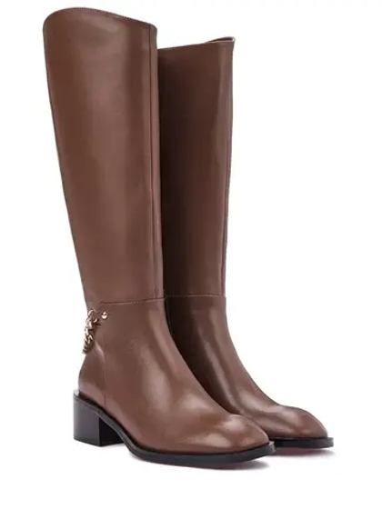 Женские кожаные шоколадные сапоги с цепочкой
