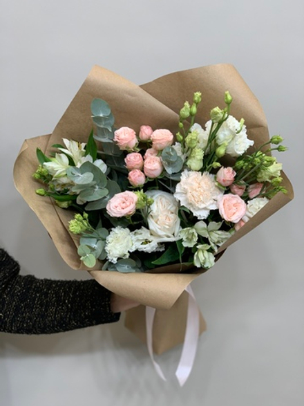 Букет цветов  с эустомой и пионовидной розой