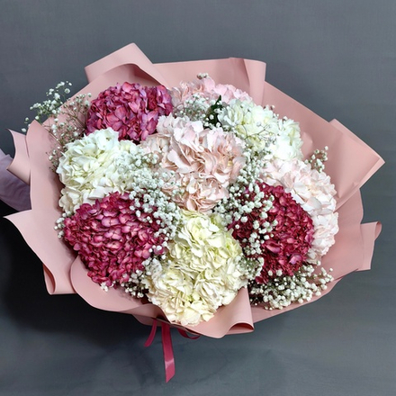 Букет из 9 гортензий и гипсофил
