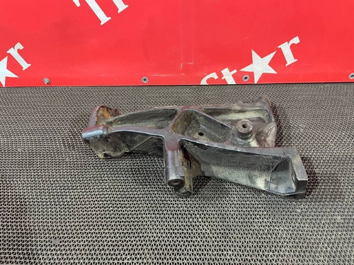 Кронштейн переднего бампера правый