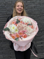 Букет с пионовидной розой, гортензией, хризантемой, эвкалиптом и сухоцветами ( лагурус и стифа )