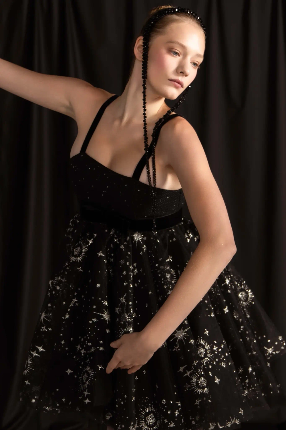 Ободок из черных бусин