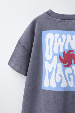 ZARA ФУТБОЛКА С ПРИНТОМ, НАКЛАДНЫМ КАРМАНОМ И ЭФФЕКТОМ ПОТЕРТОСТИ, АНТРАЦИТОВО-СЕРЫЙ