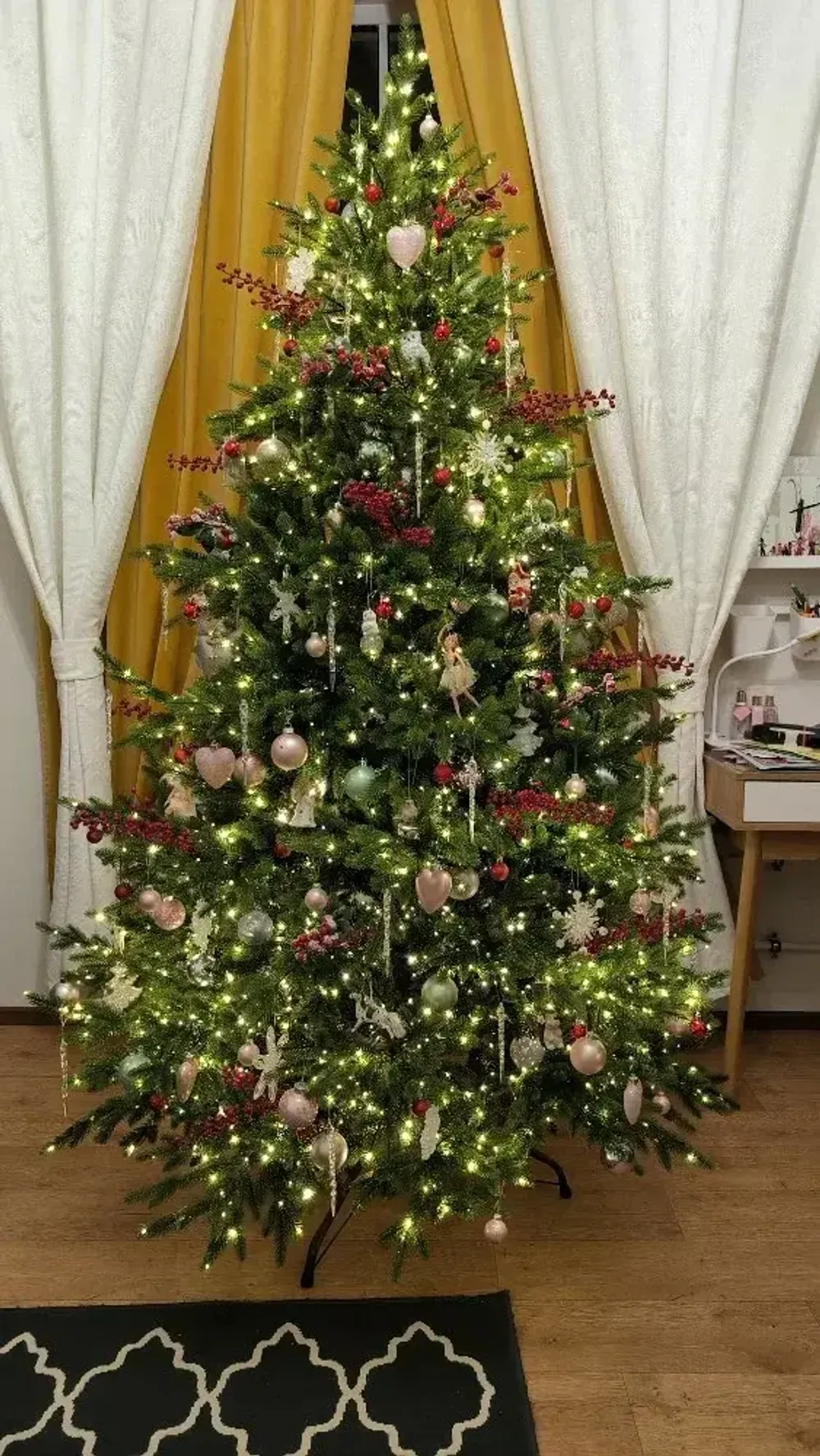 Елка с гирляндой встроенной «Сириус» (Литая хвоя) от 1,8 м до 2,7 м