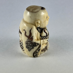 Статуэтка нэцкэ Мальчик Карако с рыбой на удачу