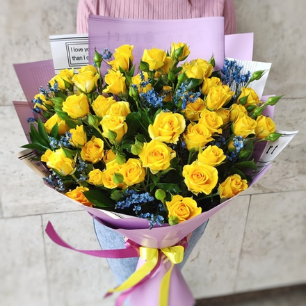 Букет из 13 желтых кустовых роз