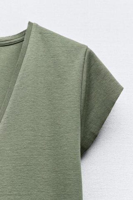 ZARA ХЛОПКОВАЯ ФУТБОЛКА С V-ОБРАЗНЫМ ВЫРЕЗОМ, ХАКИ