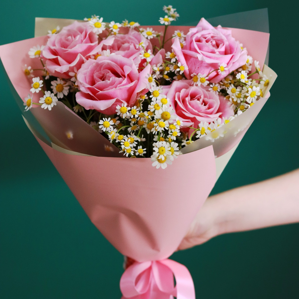 букет с розами и ромашками заказать онлайн мск