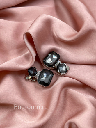 Накладка на пуговицу серебристая с черными квадратными стразами (клипсы)