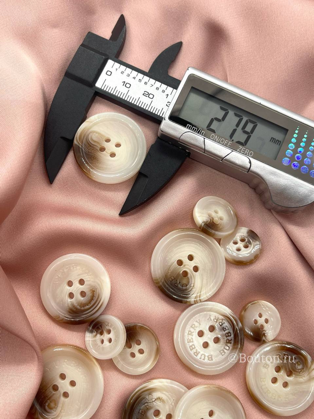 Пуговицы Барб. на прокол молочные с коричневыми прожилками