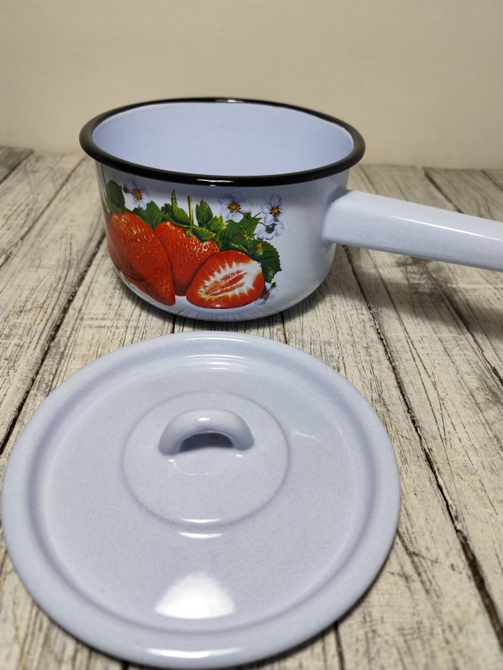 Ковш 1,5л с крышкой с рис Клубника садовая серо-голуб 1с43с