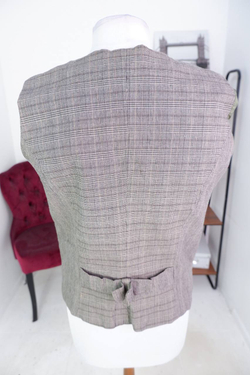 Жилетка для модного акцента в образе, визуально на 46 размер