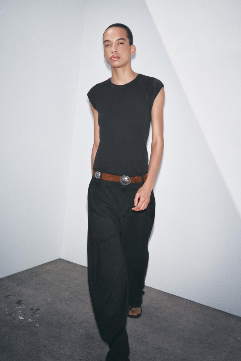 ZARA ФУТБОЛКА ИЗ ХЛОПКА С ЭФФЕКТОМ ПОТЕРТОСТИ, УГОЛЬНЫЙ