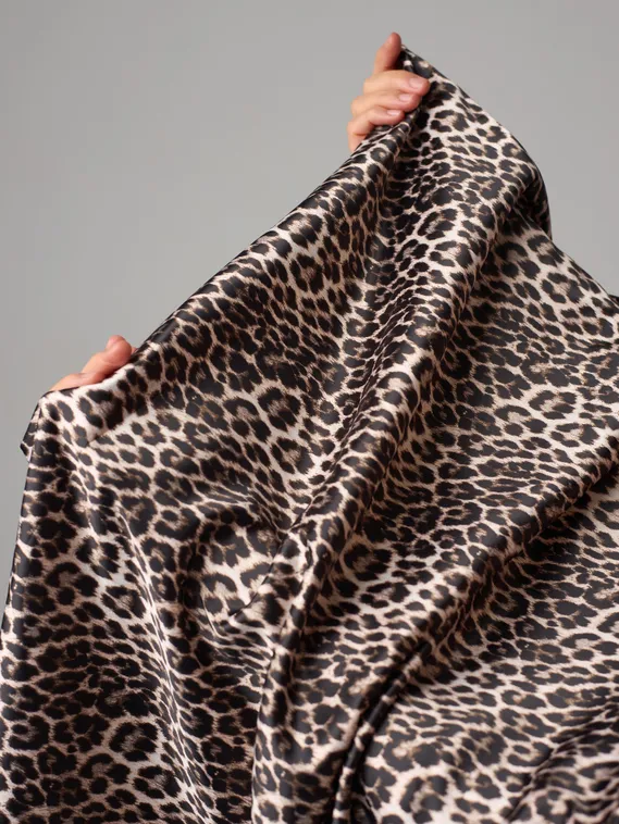 Атлас-стрейч бельевой оптом, Китай, леопард, серый/черный