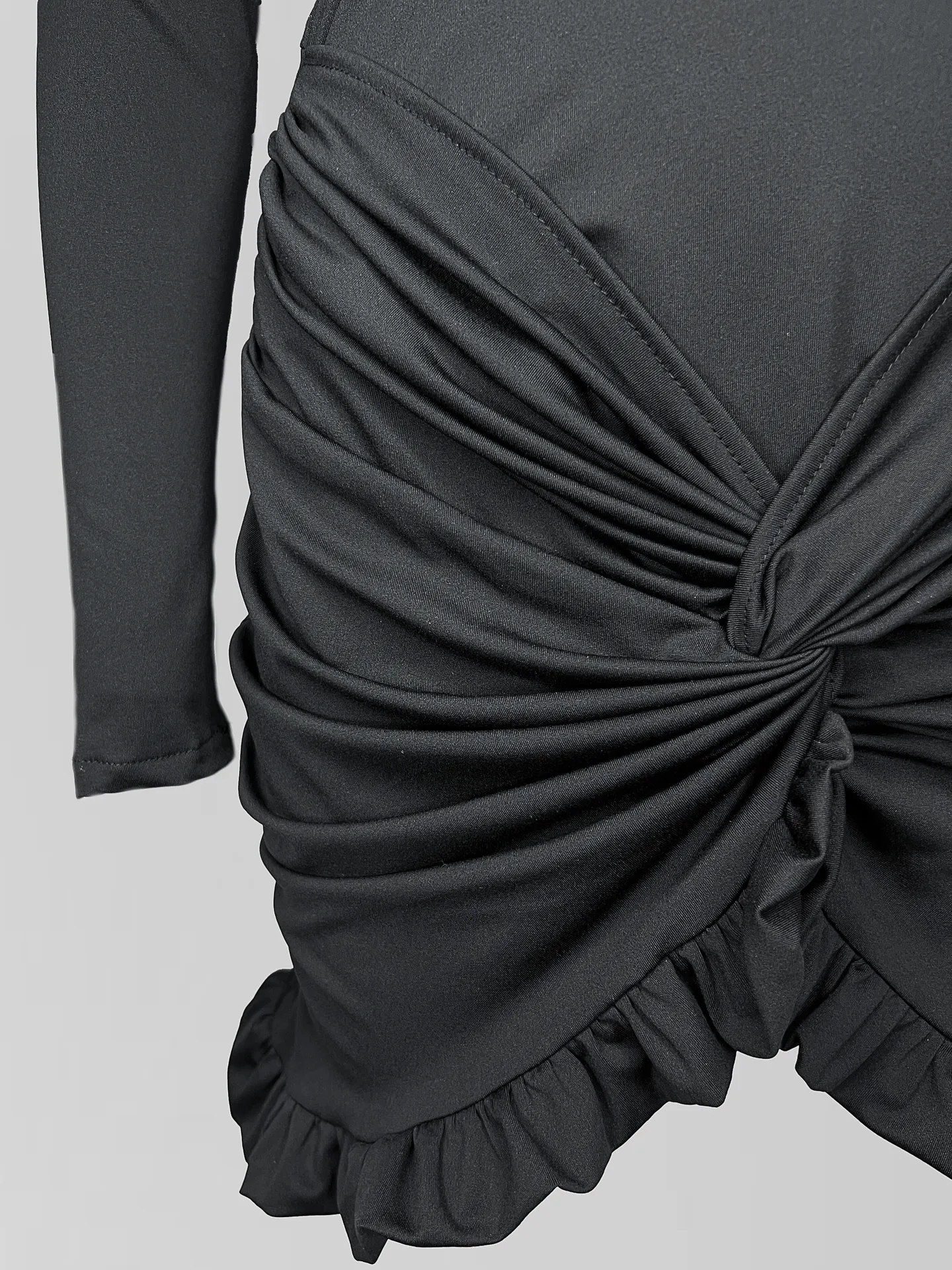 Платье Dzhadagaevs однотонное короткое с перекрученным низом и боди