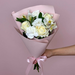 Цветы живые букет из роз, эустом и альстрамерий в упаковке с лентой