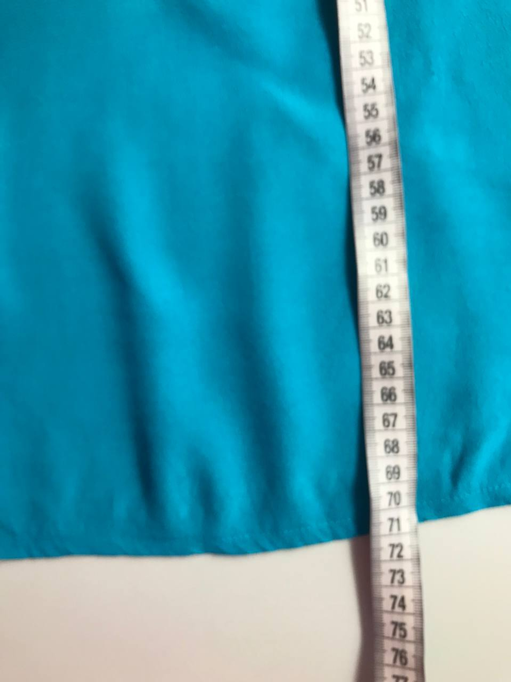 Блузка oodji интересная, за счет украшения на шее, маркировка 42, на 48 размер