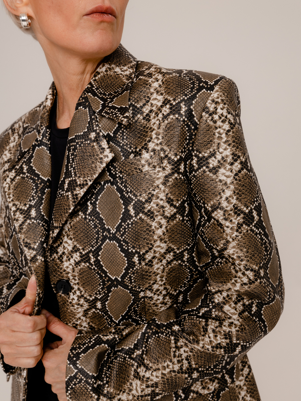 Жакет однобортный из экокожи в змеином принте хаки