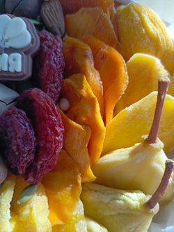 Коробка с орехами и сухофрутами