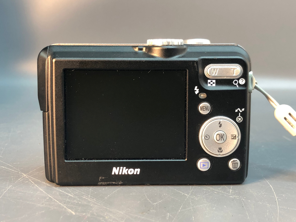 Nikon p1, без зарядного устройства