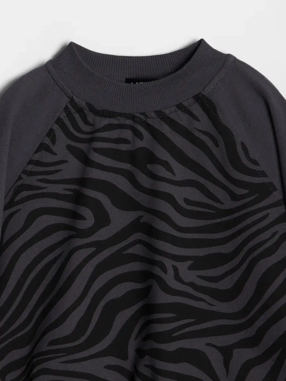 Черный костюм для девочки с юбкой в школу