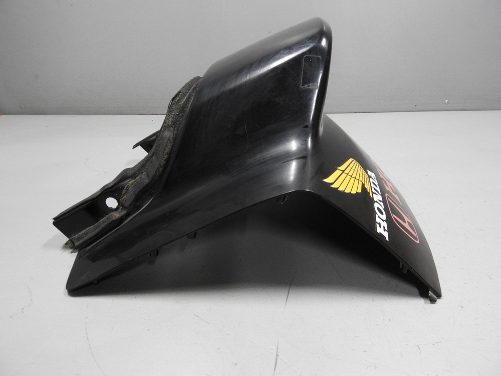 пластик задний верхний Honda PC800 RC34 77210-MR5