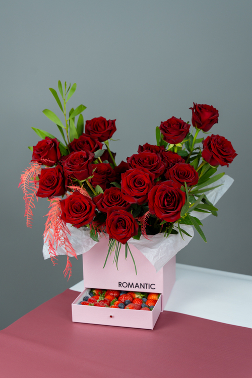 Коробка с розами и ягодой