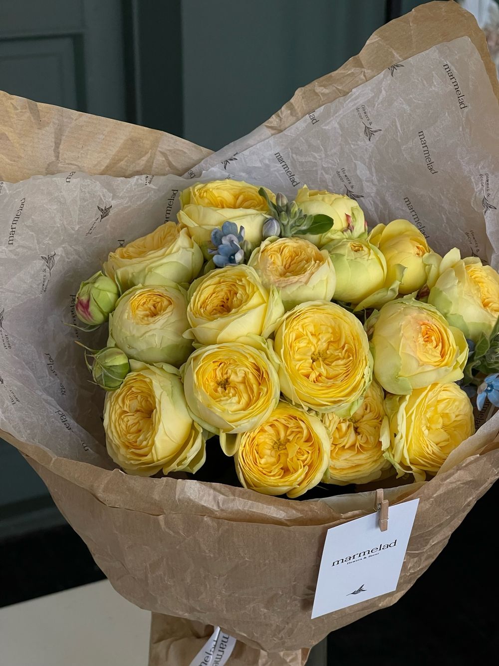 Букет из желтой пионовидной розы и голубых незабудок