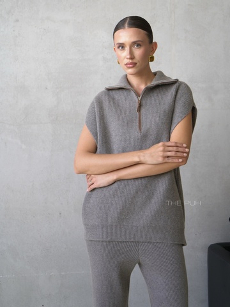 Серый костюм из жилета и брюк