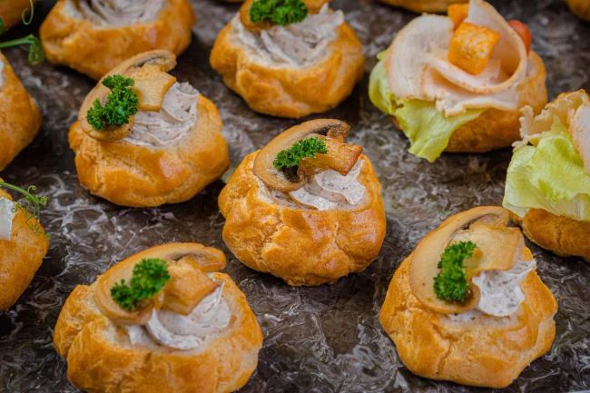 Сет профитролей с семгой, грибным муссом и курицей, 21 шт.