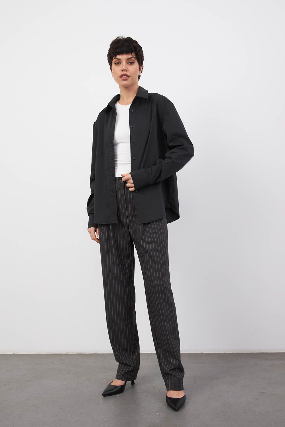 Свободная базовая рубашка из хлопка цвета антрацит