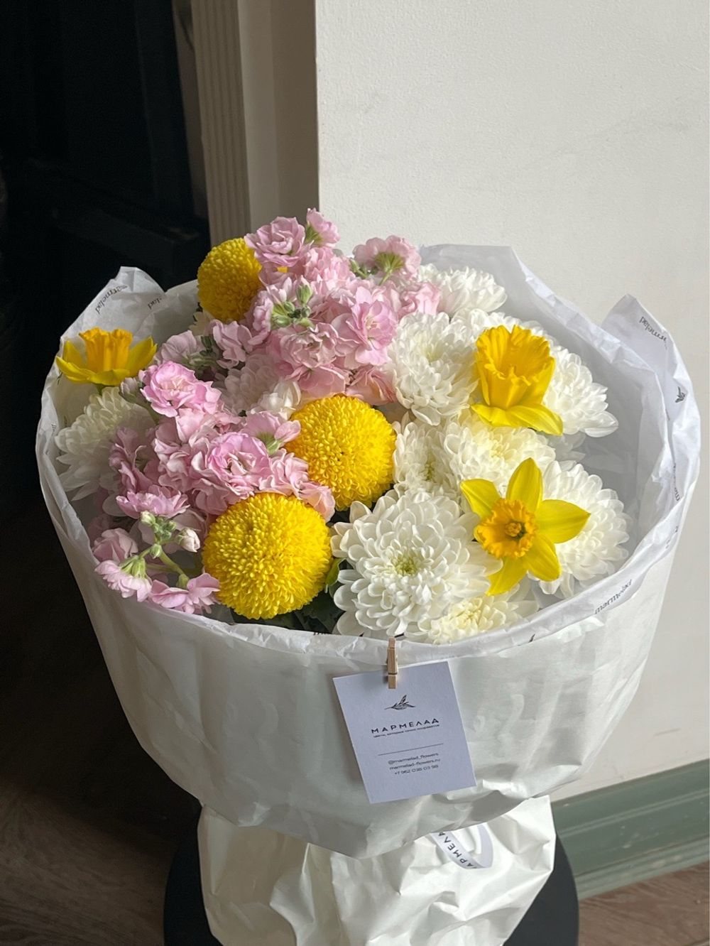 Букет из хризантемы, нарциссов и маттиолы