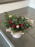 Новогодняя композиция с илексом в коробочке