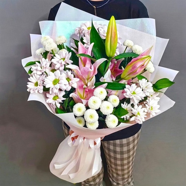Букет с розовой лилией и хризантемами