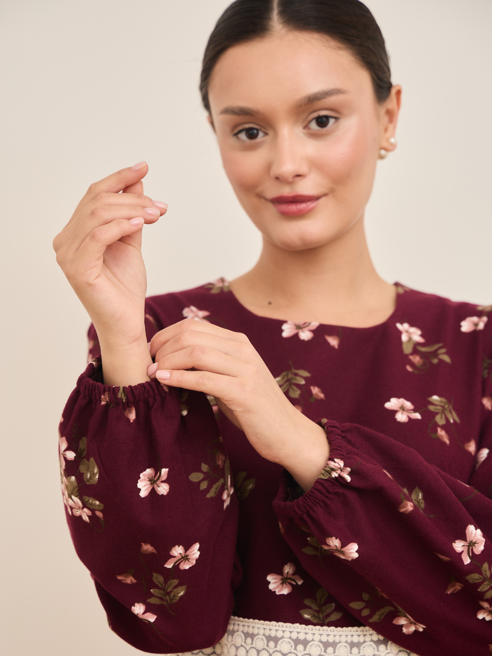 Платье с кружевными вставками