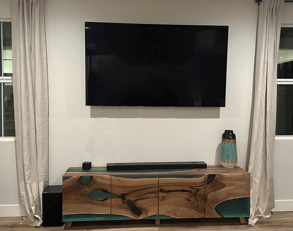 Шкаф из единого слэба ореха с бирюзовой матовой смолой