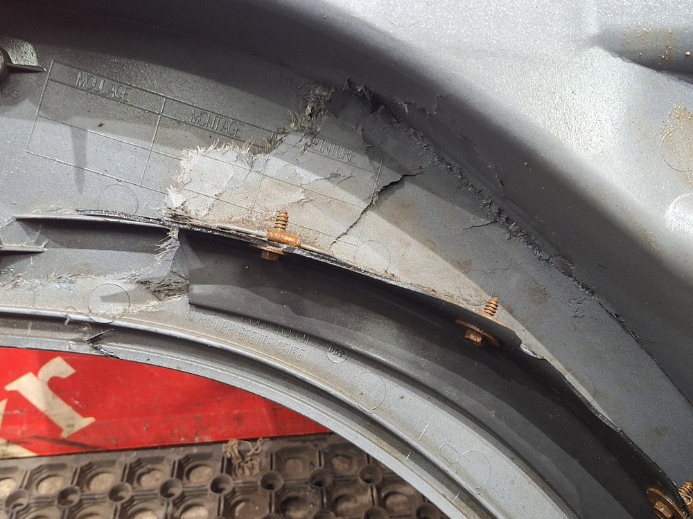 Корпус подножек левый