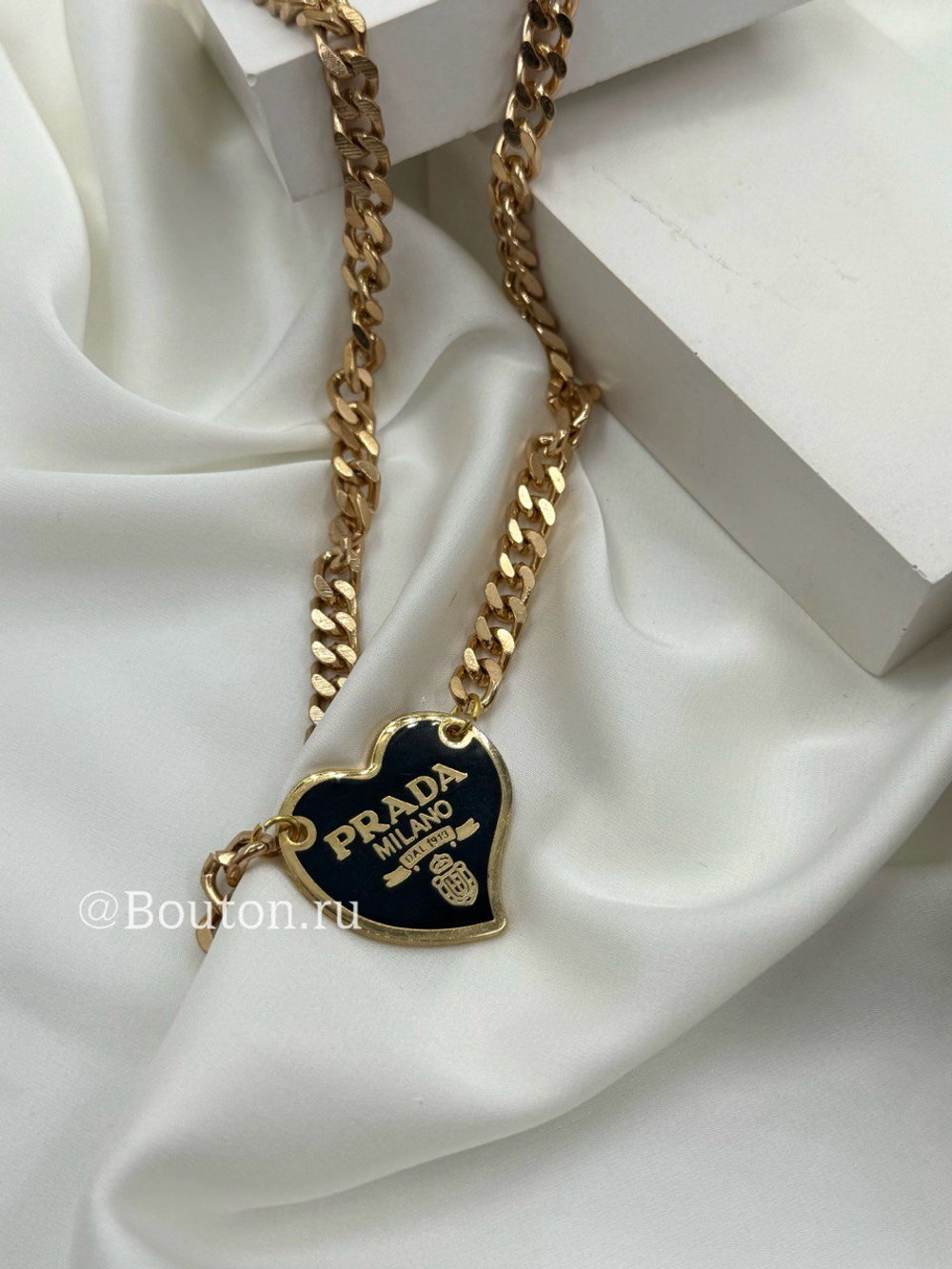 Колье Прад. золотистое с черным лого в форме сердечка