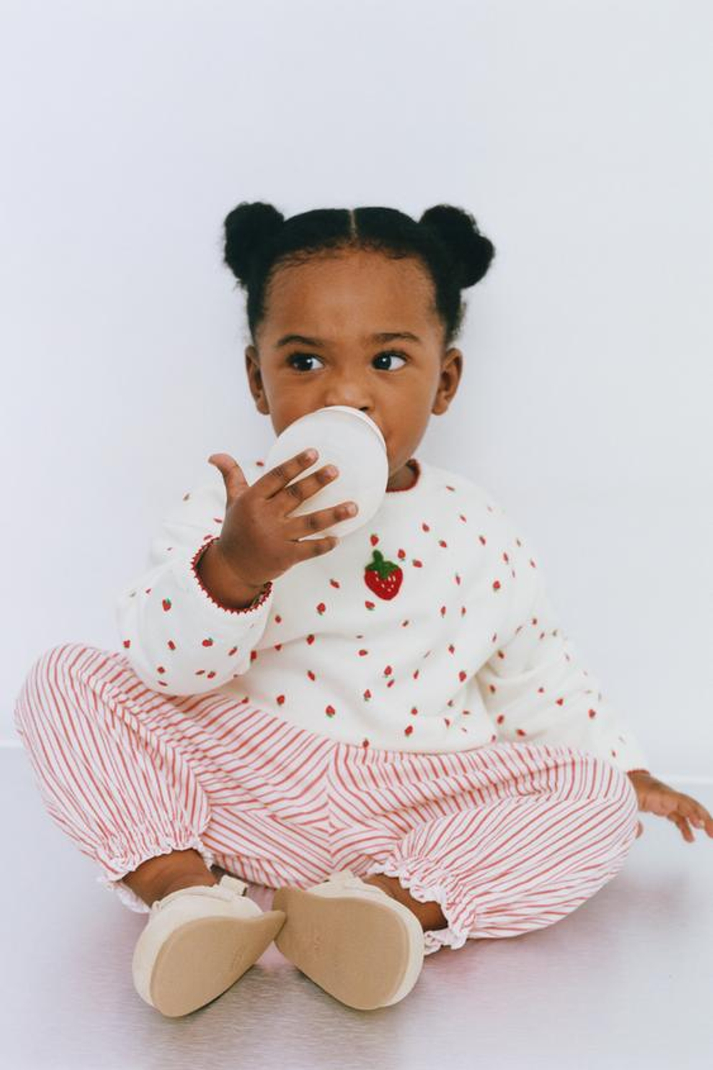 ZARA ТОЛСТОВКА С ПРИНТОМ «КЛУБНИКА», ЖЕЛТОВАТО-БЕЛЫЙ