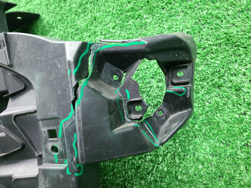 Кронштейн решетки радиатора Audi Q6 (2022-н.в.)