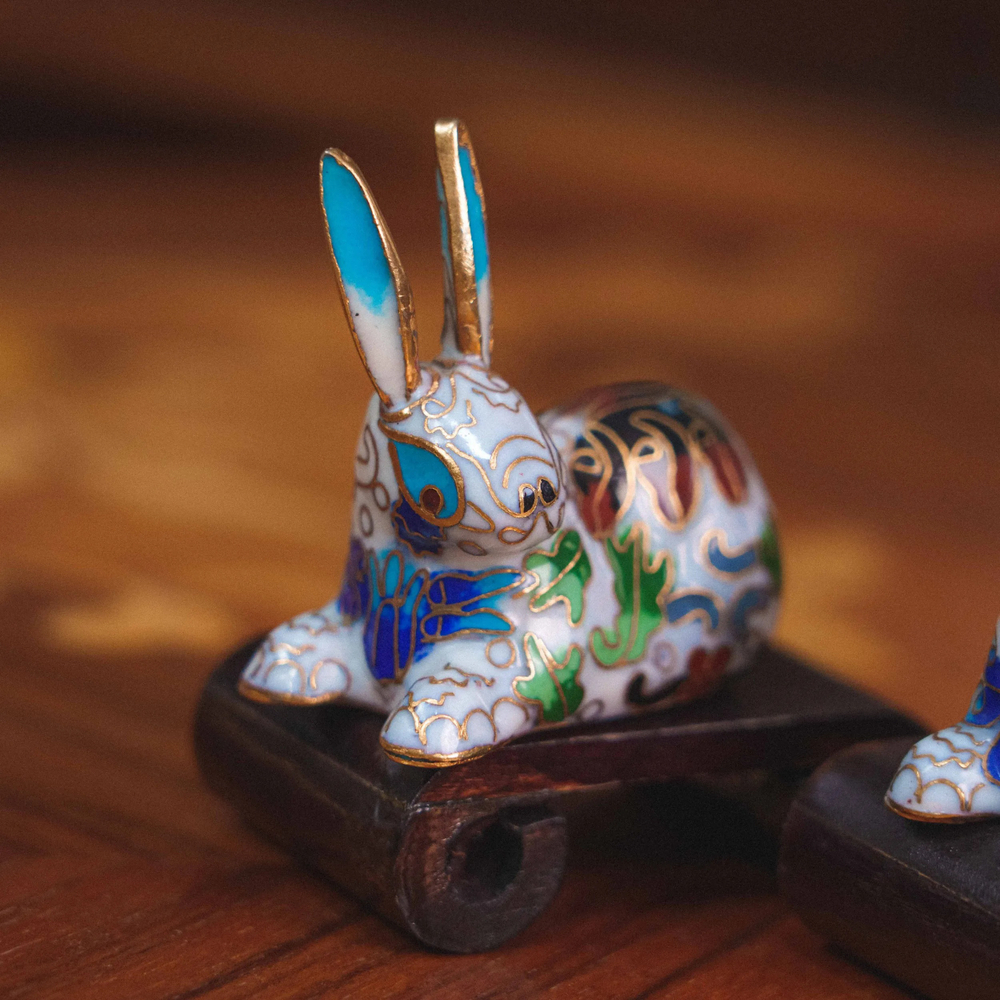 Фигурки зайцев в технике клуазоне