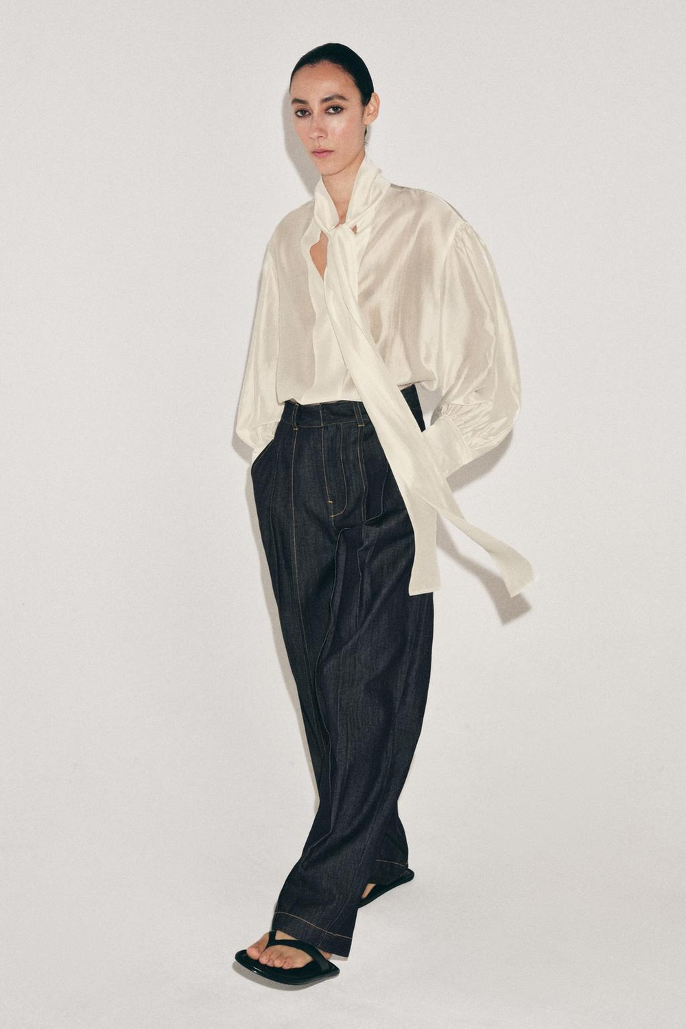 ZARA АТЛАСНАЯ РУБАШКА С ПЛАТКОМ — ZW COLLECTION, ЖЕЛТОВАТО-БЕЛЫЙ