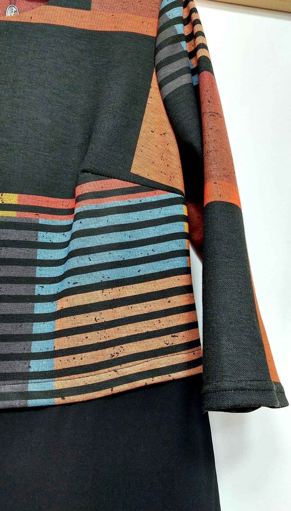 Платье женское на работу по фигуре праздничное повседневное на пуговицах вязаное плотное осеннее весеннее зимнее офисное футлярное тёмное рыжее полосатое чёрное в полоску принт большой размер 48 плотное трикотаж вискоза с карманами рукав 3/4 силуэтное