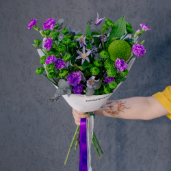 162. Сочный весенний букет в зеленой гамме с фиолетовыми акцентами